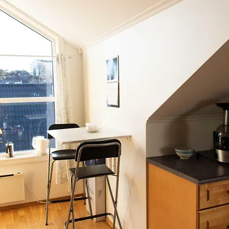 Cozy With Balcony In 公寓 *